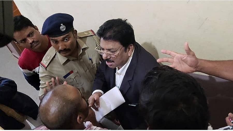 <div class="paragraphs"><p>ಬೆಳಗಾವಿ: ಕೆಎಎಸ್ ಪರೀಕ್ಷೆಯ ಒಎಂಆರ್ ಶೀಟ್ ನೀಡಲು ವಿಳಂಬ– ದಿಢೀರ್ ಪ್ರತಿಭಟನೆ</p></div>